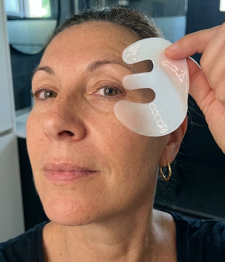 Femme utilisant le masque